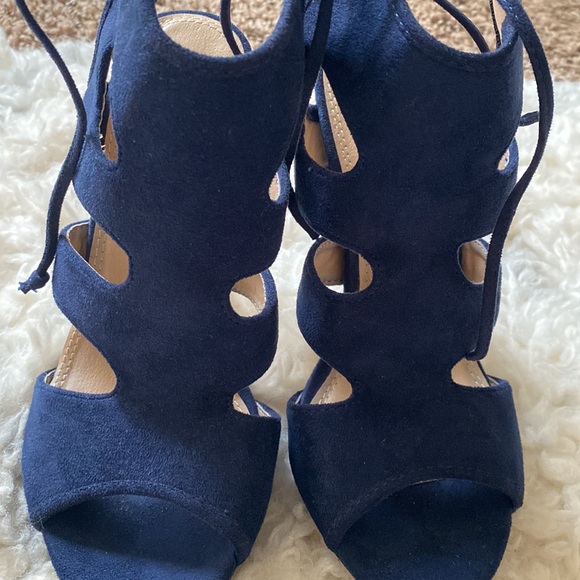 HEELS - Picture 3 of 6